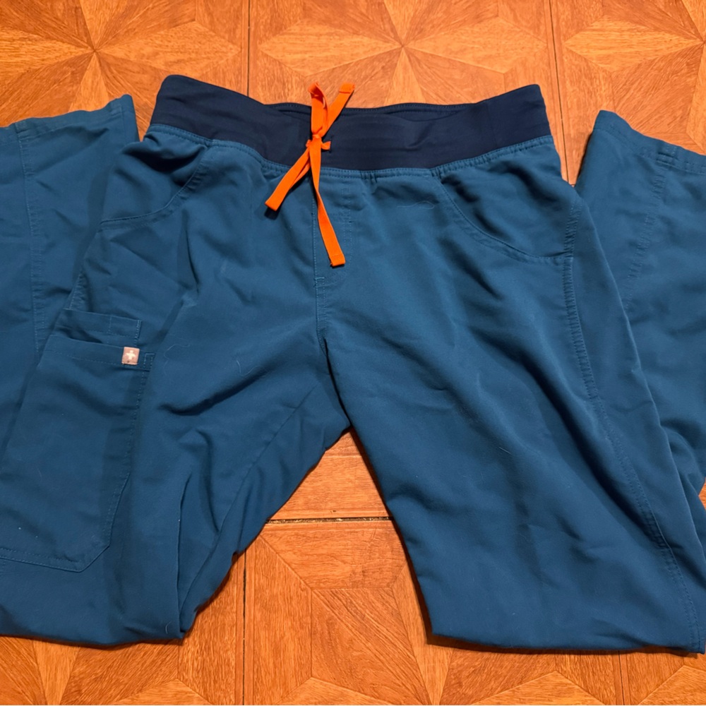 FIGS Caribbean blue bottoms & top